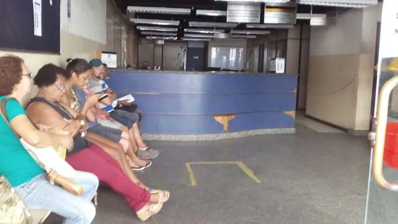 Na Rua Justo Brito Sanches, a obra já passou e deixou o rastro de destruição na pavimentação