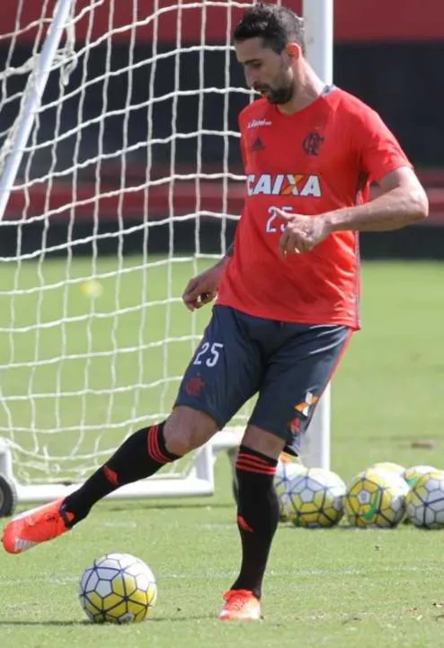 Zagueiro argentino é dúvida para o clássico contra o Botafogo