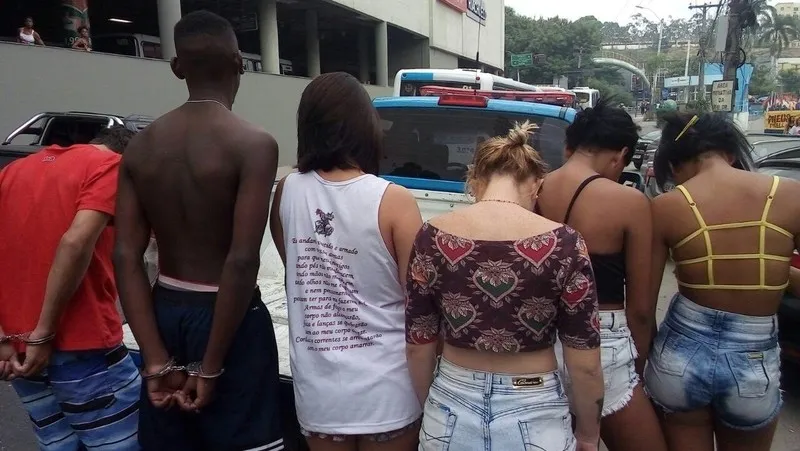 Adolescentes e outros quatro jovens foram flagrados por PMs com espingarda e drogas, dentro de uma casa no Jardim Miriambi