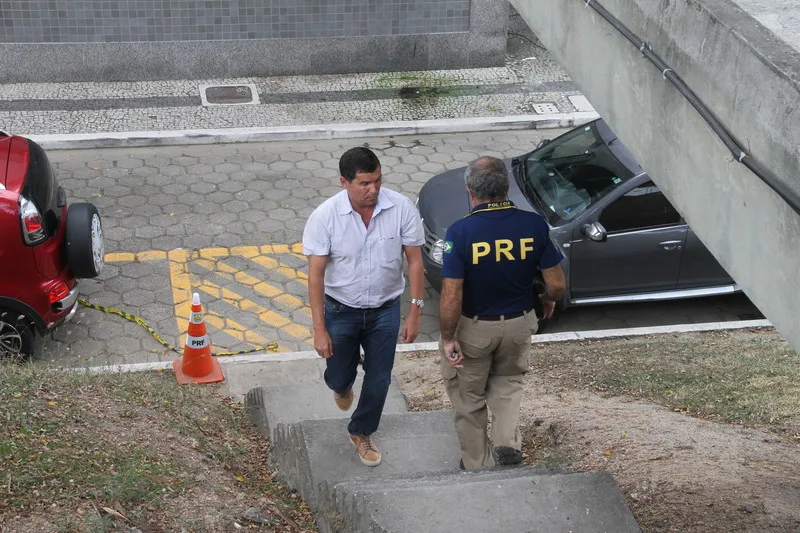 Prefeito Helil Cardozo fez a denúncia na sede da delegacia da PRF, na Praça do pedágio da Ponte