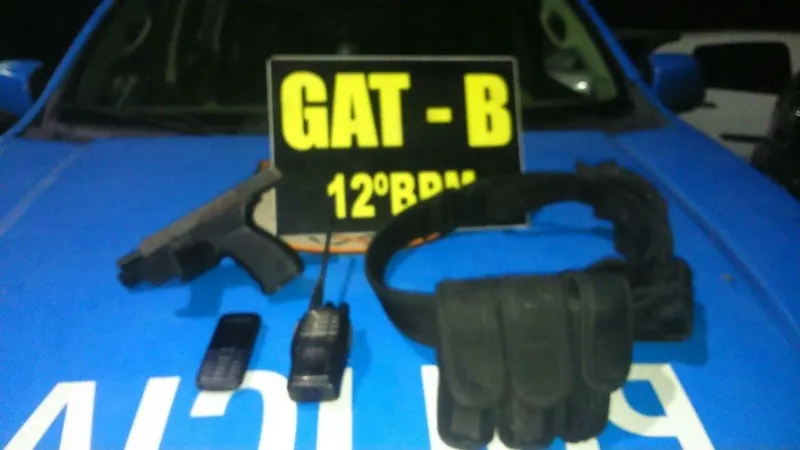 Com o acusado, agentes apreenderam pistola e cinto tático