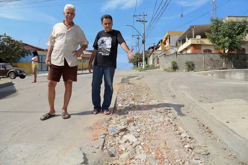 Após colocarem tubulações na Rua Justo Brito Sanches, operários não refizeram a pavimentação