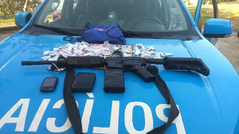 Na ação, agentes apreenderam uma réplica de fuzil e drogas