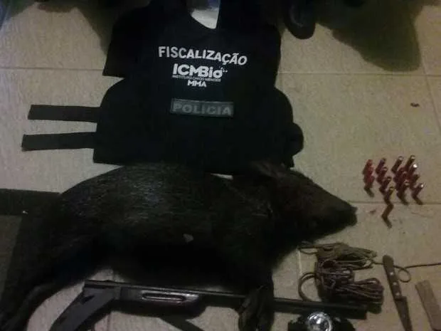  Foram apreendidos pelos policiais militares três espingardas, munições, um facão e cordas