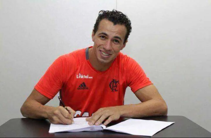 O atacante Leandro Damião assinou contrato de empréstimo com o Flamengo até agosto de 2017