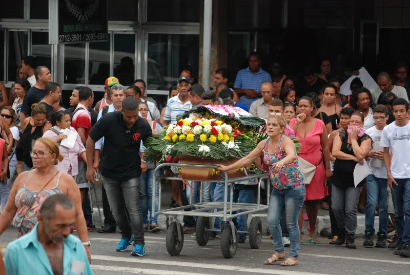 Sepultado em cemitério de São Gonçalo, Nivaldo foi homenageado durante ato em Cabo Frio