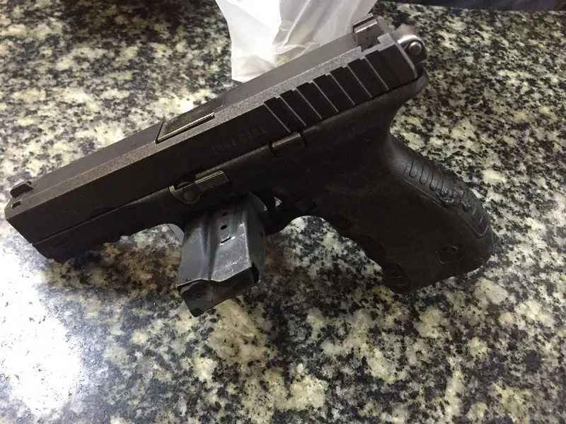 Com o rapaz e na casa dele, os policiais militares apreenderam uma pistola e outros objetos