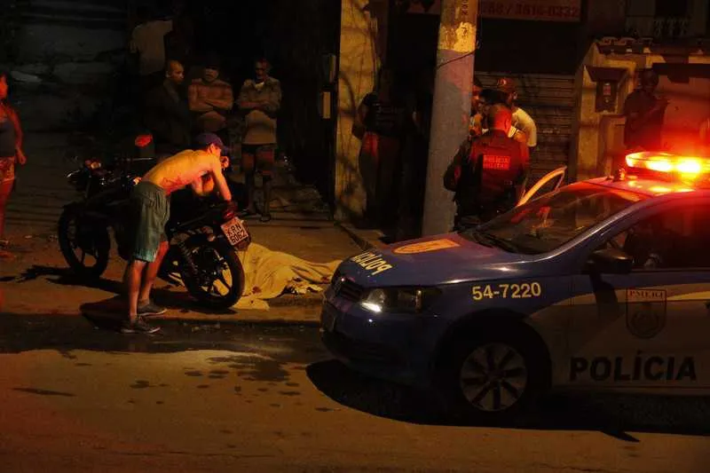 Wallace descia o Morro da Fazenda quando foi atacado a tiros por ocupantes de uma motocicleta.