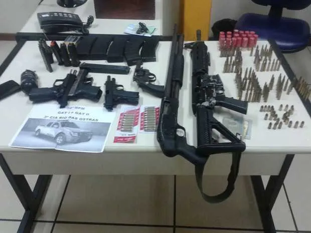 Os militares encontraram o material escondido numa casa após receberem denúncia anônima