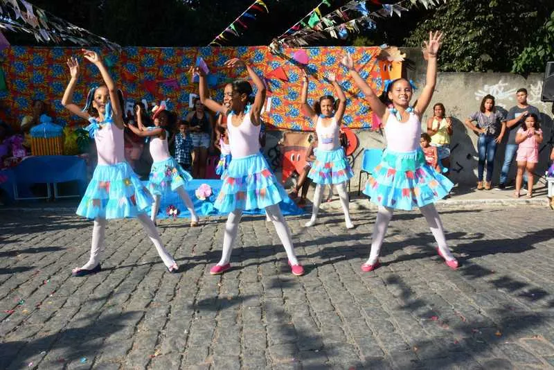 Imagem ilustrativa da imagem Estudantes ao ar livre em Itaboraí