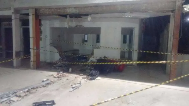 Sala onde ficava o cofre da empresa foi destruído pelo equipamento usado pelos criminosos