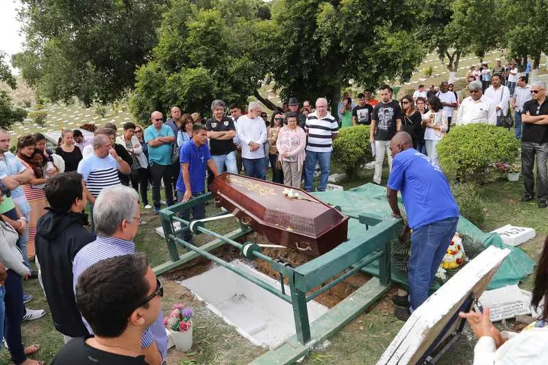 Sepultamento reuniu mais de cem amigos e familiares ontem