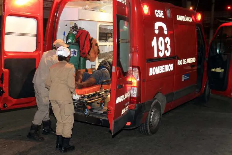 Homem não identificado, que estava em carro roubado, morreu durante confronto com PMs. Já seu comparsa, identificado como Paulo Afonso, foi baleado numa das pernas e socorrido por bombeiros