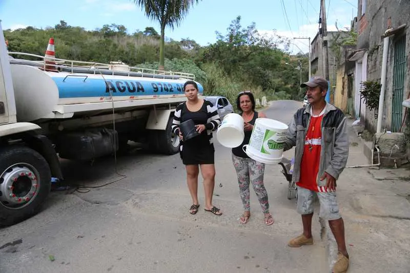 Famílias reclamam do descaso da Cedae, que retirou a bomba para conserto e não deu previsão