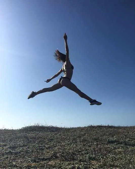 Pés no ar

A atriz Isis Valverde definitivamente tirou os pés do chão e foi à luta para alcançar seus objetivos na vida. A atriz que tem um corpo perfeito postou uma foto muito inspiradora para seus seguidores no instagram. Com um caprichado fio-dental, a moça arrancou também suspiros dos marmanjos que elogiaram e muito a postagem: “Minha musa motivadora. Você é a luz na solidão”, comentou um rapaz.