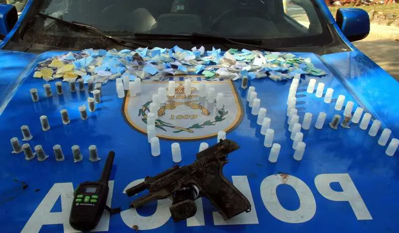 Segundo policiais, adolescente estava com uma pistola