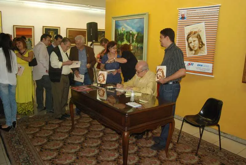 Cerca de cem pessoas compareceram ao lançamento do livro