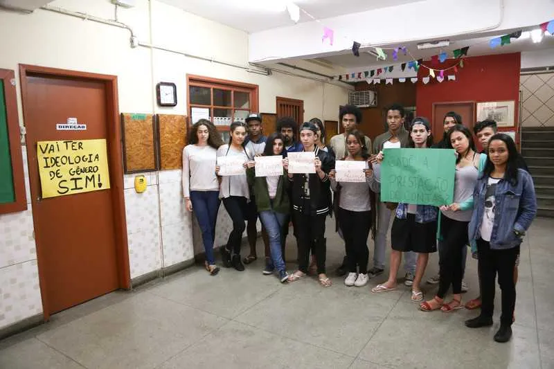 Estudantes que fazem parte da ocupação compartilhada dizem que diretoria abandonou escola