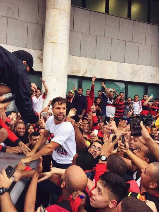 Diego teve grande recepção em seu desembarque no Aeroporto Santos Dumont, na tarde de ontem