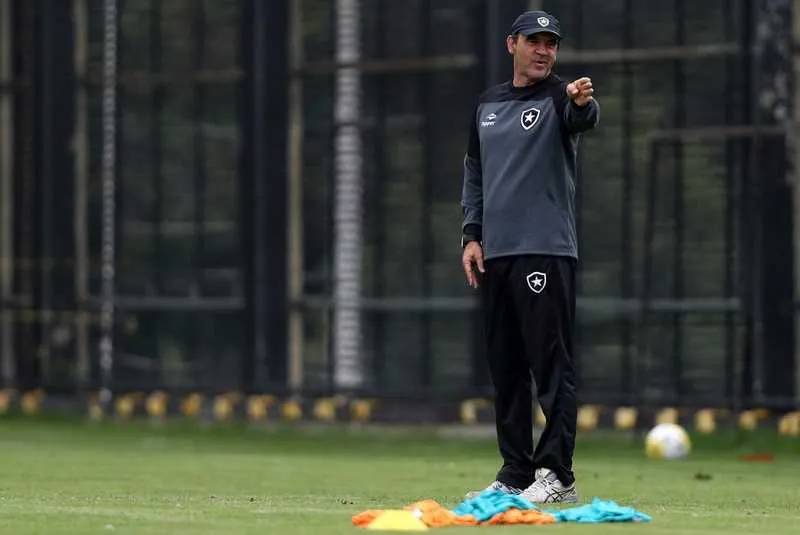 Ricardo Gomes orienta o time alvinegro em General Severiano