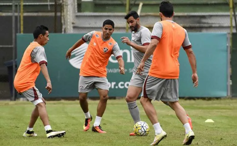 Henrique Dourado treinou e deve estrear contra o Atlético-PR