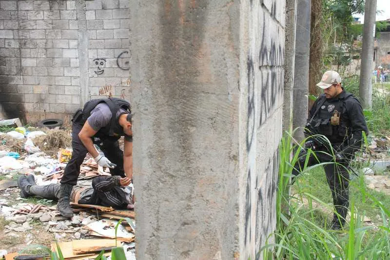 Imagem ilustrativa da imagem Corpo com marcas de tiros e tortura é  encontrado em rua do Porto do Rosa