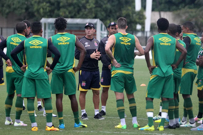 No fim das atividades de ontem, Jorginho reuniu os jogadores e passou algumas instruções