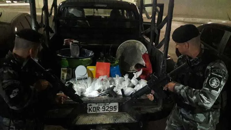 Durante a operação, policiais do Choque apreenderam 1026 cápsulas de cocaína, 200 trouxinhas de maconha e 43 frascos de cheirinho da loló, na favela da Ipuca
