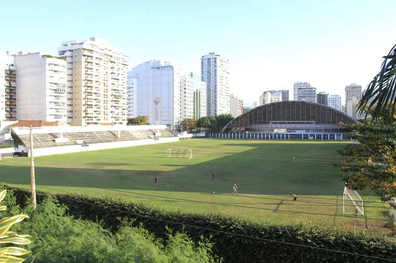 O Botafogo tentou fazer nova reforma no estádio, mas acabou montando nova arena na Ilha do Governador. Clubes profissionais da região querem jogar no local