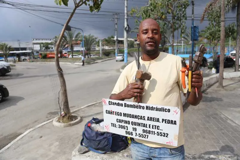 Cláudio percorre bairros de São Gonçalo carregando sua maleta de ferramenta e seu currículo