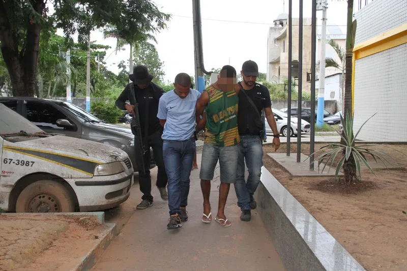 Segundo a polícia, Keketo (à esquerda) estava com uma arma