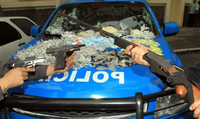 Segundo policiais, acusados estavam com três armas e drogas