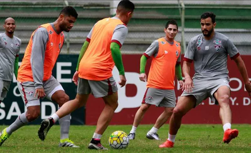 Com estreia adiada, o atacante Henrique Dourado treinou entre os reservas nas Laranjeiras