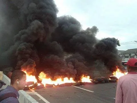 Manifestantes colocaram pneus nas pistas e incendiaram