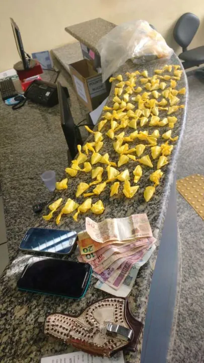 Os policiais apreenderam R$122, 84 cápsulas de cocaína, dois celulares e material para endolação