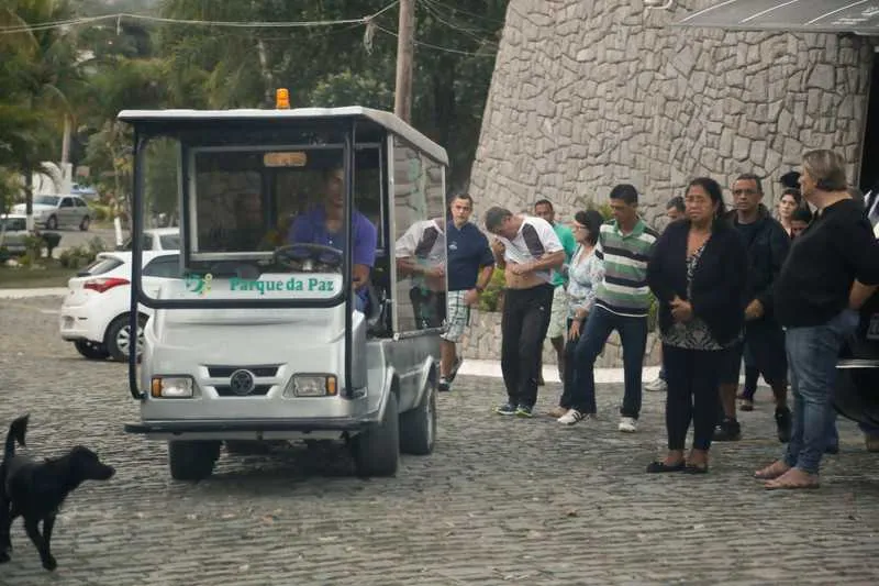Maurício, que foi encontrado morto dentro de um carro, foi enterrado no Parque da Paz ontem