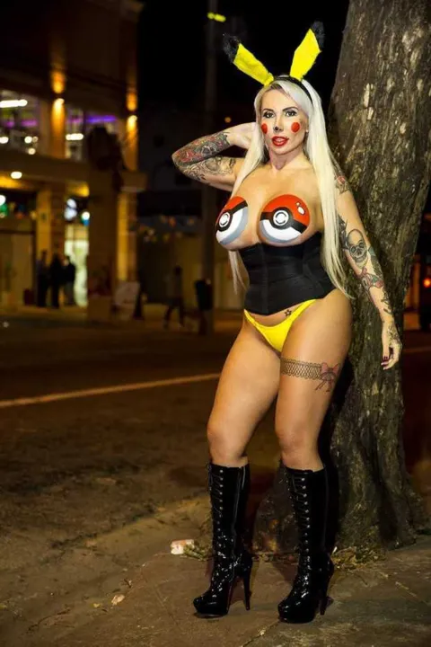 Sabrina Boing Boing se caracteriza de Pikachu para ser capturada. Sim, o jogo internacional febre está para chegar ao Brasil. E ansiosamente, Sabrina decidiu pintar seus seios a qual sempre chamou a atenção e trouxe muita repercussão em sua rede social. “Sensualizei para chamar atenção e ser capturada”, disse ela.