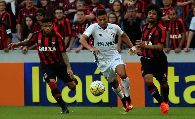 O atacante Richarlison, marcado por jogadores atleticanos, teve atuação apagada na partida