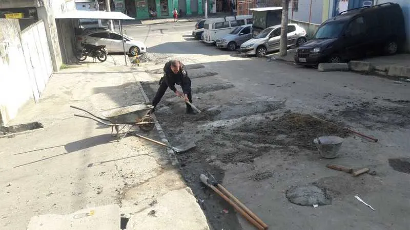 Policiais destruíram quebra-molas construídos em uma das vias