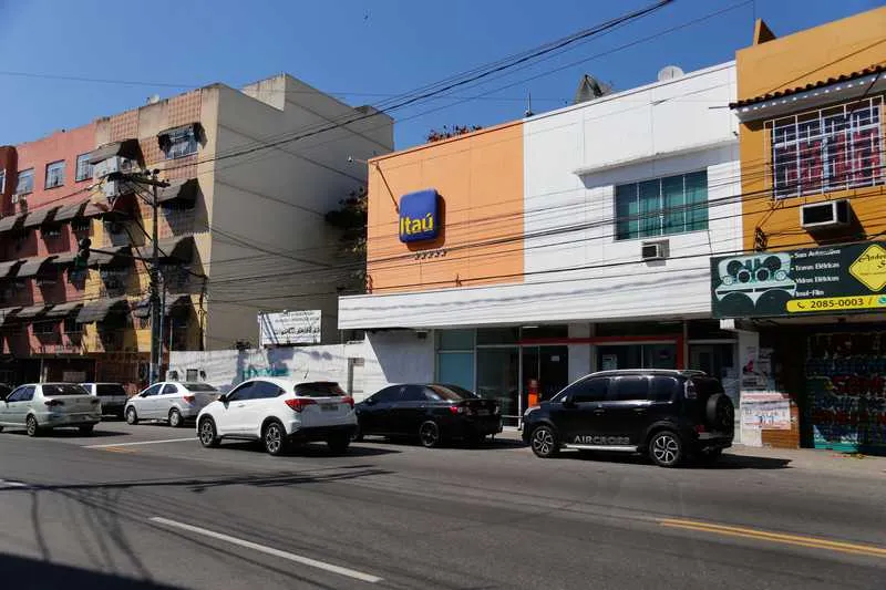  Pacote com frutas foi colocado em frente a agência bancária