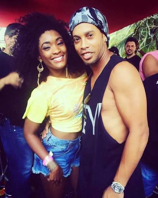 Tirando onda

Curtindo férias de sua vida de boleiro, Ronaldinho Gaúcho tem aproveitado o máximo este período para conhecer belas mulheres e tietar quem desejar. No último sábado (23), durante o festival de micareta Fortal, em Fortaleza, o atleta tietou a bela atriz Erika Januza, rasgando elogios à moça sem tirar a mão de sua cintura. Os seguidores e fãs do atleta parecem ter gostado do clique e sugeriram namoro. Será?