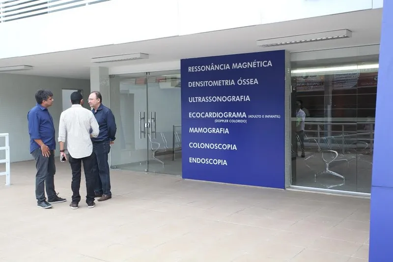 O prefeito Neilton Mulim visitou o espaço, no Zé Garoto, para acompanhar instalação dos aparelhos
