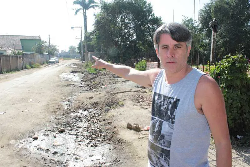 Na Avenida Maricá, na altura do Galo Branco, há um vazamento há mais de 20 dias sem solução 