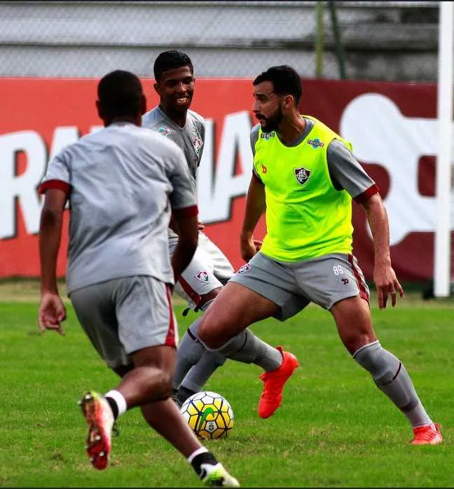 Após um mês de preparação, o atacante Henrique Dourado está perto de fazer sua estreia