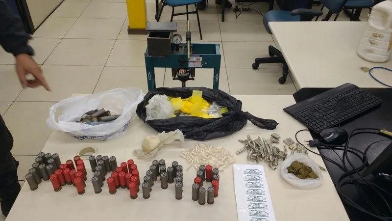  Policiais militares apreenderam uma prensa, drogas e munições