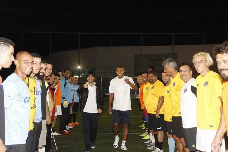 Os jogadores de futebol Luiz Alberto e Roberto Brum estão entre os atletas que foram escolhidos para carregar a Tocha 
