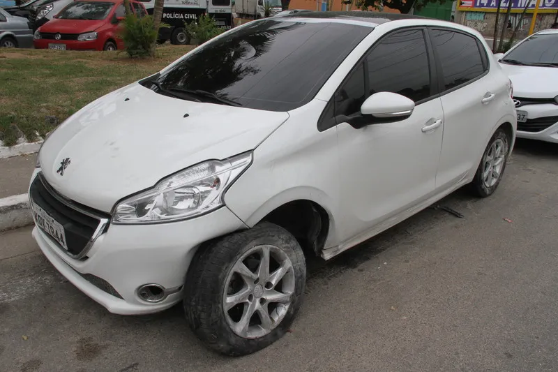 Segundo a polícia, acusados estavam num Peugeot branco e efetuaram disparos contra viatura