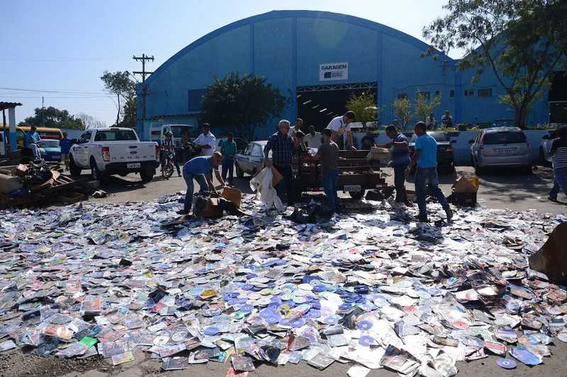 Agentes tiveram muito trabalho para destruir os CDs e DVDs piratas 
