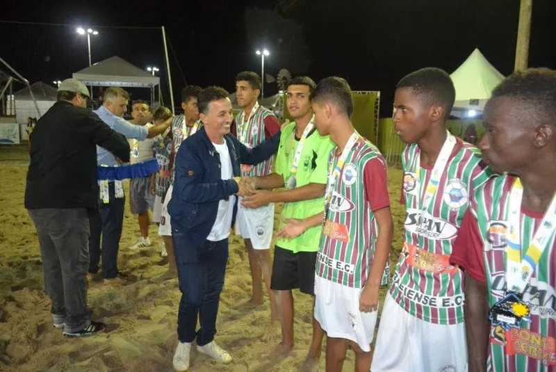 O prefeito Cláudio Chumbinho entregou as medalhas aos vencedores nas três categorias