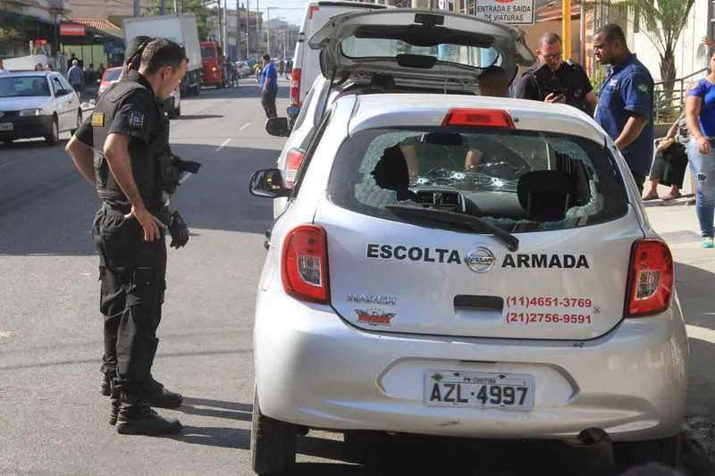 Criminosos fortemente armados atacaram a tiros carro que fazia escolta da carga de cigarros